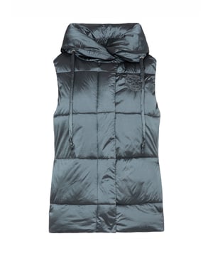 Steppwesten zijn helemaal in de mode en zijn het must-have stuk voor de herfst. De lichte weste van SOCCX voor dames heeft een glanzende uitstraling, een hoge kraag en een verborgen rits. Een labelprint siert de binnenvoering en een ton sur ton patch de voorkant. Hoodie-shirts en gebreide truien passen perfect onder de steppw vest en zorgen voor een modieuze casual look. Zeer comfortabel om te dragen, met een snit die zowel comfortabel als sportief is. Laat zich met veel kledingstukken combineren.