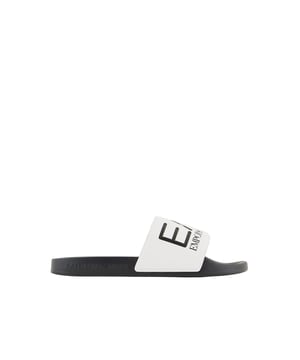 De slides van EA7 Emporio Armani combineren stijlvol design met hoog draagcomfort. Ze zijn voorzien van een brede band met een elegante logo-embossing en een fijn gestructureerde binnenzool die voor extra comfort zorgt. Deze slides zijn de perfecte keuze voor ontspannen uurtjes bij het zwembad of op het strand en zijn ook uitstekend mee te nemen naar de sportschool. De slipvaste rubberen zool garandeert een veilige grip en maakt de slides tot een veelzijdige en praktische accessoire voor sportieve en casual outfits.