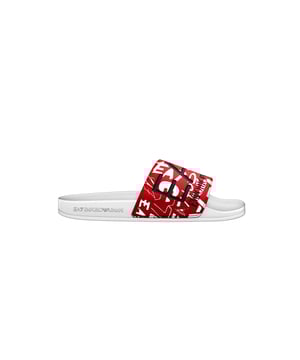 De slippers van EA7 Emporio Armani combineren stijlvol design met hoog draagcomfort. Ze zijn uitgerust met een brede band met een elegante logo-embossing en een fijn gestructureerde binnenzool die voor extra comfort zorgt. Deze slippers zijn de perfecte keuze voor ontspannen uren bij het zwembad of op het strand en zijn ook uitstekend mee te nemen naar de sportschool. De slipvaste rubberen zool garandeert een veilige grip en maakt de slippers tot een veelzijdig en praktisch accessoire voor sportieve en casual outfits.