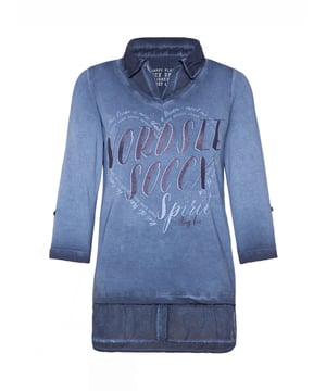 Legere blouse voor dames van het merk SOCCX. De blouse-details zorgen voor een geweldig lagenlook-effect. Bij de V-hals van het jersey-shirt is een blousekraag in ton-sur-ton materiaalmix ontworpen en onderaan een geknoopt blusenschoen. Het shirt heeft sportieve 3/4-mouwen met knoopstrips voor de opgerolde stijl, een decoratieve glitterprint aan de voorkant en een kleine druk aan de achterkant. Door de speciale kleurbehandeling krijgt het damesshirt een authentieke used-look.