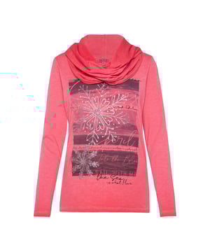 Voor een coole casual look zorgt het langarmshirt voor dames met sjaalkap van het merk SOCCX. Vooraan lijkt de draping op een loop-sjaal en harmonieert het met de fotoprint van een poolnacht. De print is geaccentueerd met glitter-effecten. Achteraan de zoom is er nog een wording print ontworpen. De speciale kleur en het vlamgaren zorgen voor een mooie used-look.