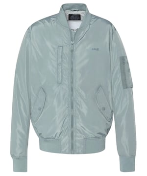 Die Schott Bomberjacke AIRSTAR für Herren ist mit einem durchgehenden Reißverschluss und zwei Seitentaschen mit Druckknöpfen ausgestattet. Der hohe Kragen und die gerippten Abschlüsse verleihen der Jacke einen authentischen Look. Ärmel und Saum sind mit Rippbündchen versehen, die vor Wind schützen. Die Jacke hat einen taillierten Schnitt und eine Label-Stickerei auf der Brust.