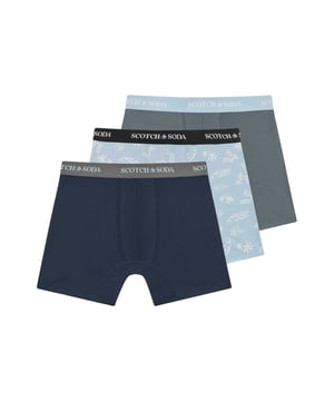 Drie in één klap - en elk op zich een schot in de roos als het gaat om stijl en comfort. Deze boxershorts overtuigen met een klassieke snit die betrouwbaar zit en aangenaam aanvoelt. De elastische band met geweven merknaam geeft een sportieve uitstraling. Gemaakt van hoogwaardig materiaal, voel je de kwaliteit bij elke draging. In een praktische driepack ontvang je twee effen modellen en een exemplaar met coole print – perfect voor variatie in de ladekast. De pasvorm blijft ook na veelvuldig wassen gevormd. Of je nu dagelijks, tijdens het sporten of gewoon voor je comfort deze shorts draagt - je kunt op ze rekenen. Ze zitten goed zonder te knellen en zien er ook nog eens goed uit. Subtiele onderkleding, maar met stijl. Comfort ontmoet karakter – dag na dag.