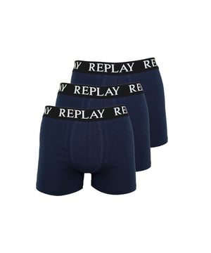 Onderbroeken Trunks in 3-pack met elastische logo-band. Zeer mooie en sportieve boxershorts / trunks van het merk REPLAY. Door de elastische band en de hoogwaardige katoenmix is deze onderbroek zeer comfortabel om te dragen en een must-have voor je dagelijkse welzijn. De kleurcontrasterende band met logo-embossing maakt het geheel perfect af. Straksluitend maar toch niet beperkend!