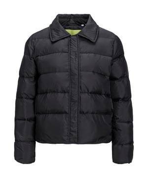 Comfortabele jas voor dames van het merk JACK & JONES. Zeer aangenaam om te dragen, comfortabel en sportief gesneden. Twee steekzakken bieden veilige ruimte voor spullen. Zachte, ademende katoen en een nauwkeurige afwerking onderscheiden de mode van het merk JACK & JONES. JACK & JONES is een trotse lid van de Better Cotton Initiative. Door katoenproducten van JACK & JONES te kopen, ondersteunt u een duurzamere katoenproductie.
