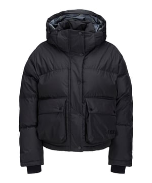 Comfortabele jack voor dames van het merk JACK & JONES. Zeer aangenaam om te dragen, met een comfortabele en sportieve snit. Twee zijzakken en een binnenzak bieden een veilige plek voor persoonlijke bezittingen. Zachte, ademende katoen en een nauwkeurige afwerking kenmerken de mode van het merk JACK & JONES. JACK & JONES is een trotse deelnemer van de Better Cotton Initiative. Door katoenproducten van JACK & JONES te kopen, ondersteunt u een duurzamere katoenbouw.