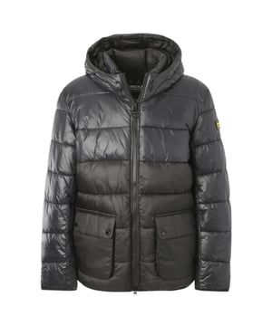 Verrijk je collectie bovenkleding met het stijlvolle Barbour Plain Black jack. Dit premium kledingstuk toont Barbours befaamde Britse vakmanschap en aandacht voor detail. Het tijdloze zwarte design garandeert veelzijdigheid voor zowel casual als formele gelegenheden, terwijl de duurzame constructie jarenlang betrouwbaar draagcomfort belooft. Perfect voor onvoorspelbaar weer, combineert dit jack stijl met Barbours erfgoed van hoogwaardige bovenkleding. Een onmisbaar kledingstuk dat nooit uit de mode raakt. 100% polyester