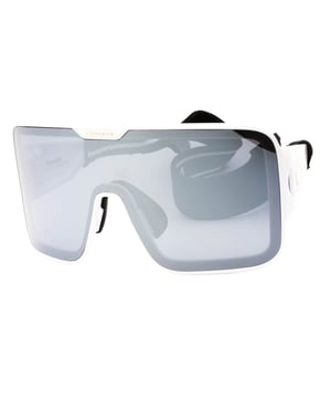 Die Carrera WHITE/SILVER SP Sonnenbrille – der Inbegriff anspruchsvoller Brillen, die zeitloses Design mit hervorragendem Schutz verbinden. Diese großformatige weiße Sonnenbrille besticht durch markante silberne Akzente, die das Licht wunderschön einfangen und sie sofort zum Blickfang machen. Das Modell Flagab15 bietet UV-Schutz und Stilvielfalt – perfekt, um Ihre Sommergarderobe aufzuwerten oder lässigen Outfits das ganze Jahr über Flair zu verleihen. Geben Sie sich nicht mit gewöhnlicher Brille zufrieden, sondern zeigen Sie Ihren unverwechselbaren Geschmack mit dieser hochwertigen Carrera Sonnenbrille. 99X01X130, 100 % Kunststoff, abnehmbares Brillenband