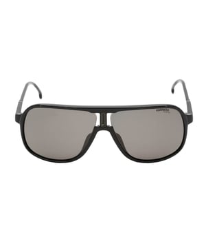 Las gafas de sol Carrera con montura de piloto negra y lentes polarizadas grises combinan a la perfección estilo y funcionalidad. Estas gafas de sol premium cuentan con una elegante montura de piloto negra que irradia sofisticación atemporal y ofrece una durabilidad excepcional. Las lentes polarizadas grises reducen el deslumbramiento y la fatiga visual, mejorando la claridad visual al conducir, en la playa o disfrutando de actividades al aire libre. Experimenta una protección UV superior y la inconfundible calidad Carrera que realza cualquier atuendo y protege tus ojos con estilo. 62 x 10 x 130, 100 % plástico.