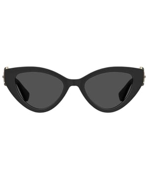 Experimenta el irresistible encanto de las gafas de sol Moschino Cat Eyed Butterfly Grey Lensed Black con todo su glamour y sofisticación modernos. Con una elegante montura negra y llamativas lentes grises, estas gafas de sol irradian confianza y estilo. Perfectas para cualquier ocasión, son un accesorio imprescindible para cualquier persona a la moda.