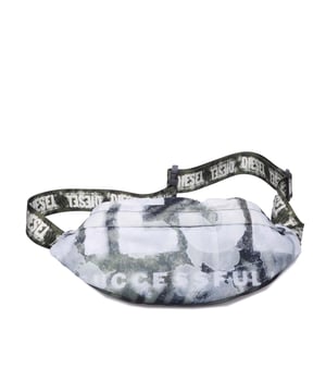 Diesel Rave X Heuptas in groen. - Verstelbare merkriem. - Tweezijdige rits. - Achterzak met rits. - Interne ritszak. - Grafisch patroon over de hele tas. - Logo-opdruk. - Printpatroon. - Ref: X09475P63T7223