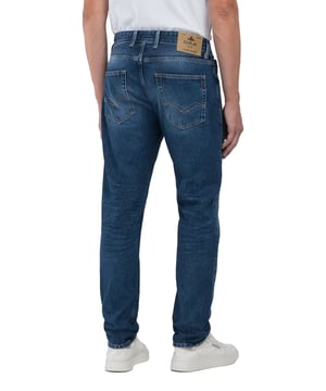 Die Replay Jeans für Herren im klassischen Straight Fit vereint zeitlosen Stil mit hohem Tragekomfort. Der 5-Pocket-Style, robuste Gürtelschlaufen und die hochwertige Verarbeitung machen diese Jeans zu einem vielseitigen Allrounder für jeden Tag. Die gerade Passform sorgt für eine angenehme Silhouette und Bewegungsfreiheit. Gefertigt aus hochwertigen Materialien bietet sie ein angenehmes Tragegefühl und langlebige Qualität – ein Must-have für jede Herrengarderobe.