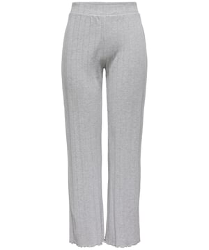 Deze pyjama van ONLY heeft een Regular Fit en is gemaakt van bijzonder zachte materialen die zorgen voor hoog draagcomfort – ideaal om in te slapen of als comfortabele outfit voor thuis. De elastische taille zorgt voor een prettige pasvorm, terwijl stijlvolle knopdetails en klassieke manchetten het ontwerp compleet maken.