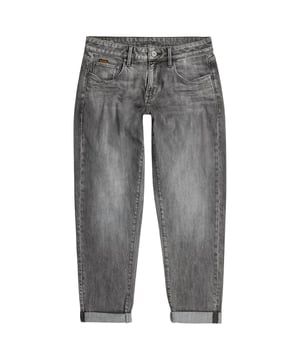 De Kate Boyfriend Jeans combineert een casual stijl met een flatterende pasvorm. De legendarische Boyfriend Fit zit comfortabel op de heupen en bovenbenen en zorgt voor een ontspannen silhouet - zonder te ver of baggy te lijken. De licht toelopende pijp geeft het ontwerp een moderne uitstraling. Praktische details zoals verstevigde zakken met studs, een ingenaaide muntzak en stijlvolle paspelzakken aan de achterkant benadrukken de hoogwaardige look. Het ontwerp wordt compleet gemaakt door het kenmerkende G-STAR label op de achterkant. Een perfecte combinatie van comfort, stijl en geschikt voor dagelijks gebruik.
