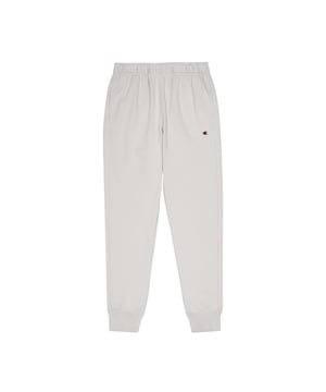 Deze herenbroek van Champion verenigt stijl en functionaliteit in een perfecte herfstmetgezel. De slim fit pasvorm accentueert het figuur met een zacht gevormde silhouet, terwijl de zachte fleece-stof met een gerekte binnenkant aangename warmte biedt zonder onnodig volume toe te voegen. Voor extra comfort zorgen de elastische ribboorden, die de pasvorm optimaliseren. Twee zijzakken en een opgestikte achterzak bieden praktische opbergruimte voor onderweg. Een geborduurd C-logo-patch op de linker bovenbeen geeft een subtiele, sportieve accent en rondt het ontwerp af. Deze broek is de ideale metgezel voor koelere dagen en kan veelzijdig gecombineerd worden.