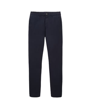 Met deze broek van Tom Tailor bent u voor elke gelegenheid voorbereid. Deze broek is slim fit gesneden en biedt een optimale pasvorm en bewegingsvrijheid. Hij heeft een rits en een knoop die zorgen voor een eenvoudig aan- en uittrekken. Voor opbergruimte en comfort zorgen de voor- en achterzakken. De broek bevindt zich tussen een pantaloon en een casual five-pocket broek, wat zorgt voor een veelzijdige look. Een eenvoudig ontwerp geeft de broek een elegante en moderne uitstraling. De normale taillehoogte en de riemlussen zorgen voor een goede pasvorm en individuele aanpassing. De broek van Tom Tailor is een broek die u bij elke gelegenheid kunt dragen, of het nu op kantoor is, tijdens het diner of bij een afspraak met vrienden. De broek van Tom Tailor is een broek die u gewoonweg niet meer uit wilt doen.