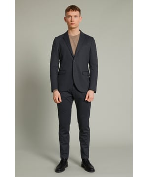 Regular fit  Chemisch laten reinigen, niet bleken, niet in de droger drogen, Druipnat ophangen, koud strijken max. 110° C, Droogreiniging  53% Polyester,43% Viscose,4% Elastaan