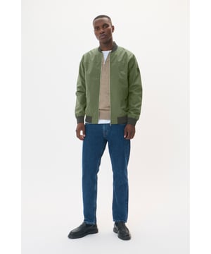 Regular fit  Fijne was 30°, niet bleken, niet in de droger drogen, Druipnat ophangen, koud strijken max. 110° C, Droogreiniging  100% Polyester (Gerecycled)