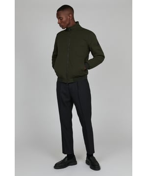 Regular fit  Wassen op 30°, niet bleken, drogen in droger behoedzaam, Druipnat ophangen, koud strijken max. 110° C, Droogreiniging  100% Polyester