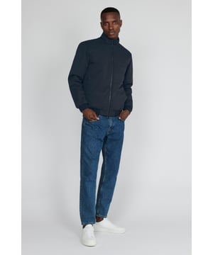 Regular fit  Wassen op 30°, niet bleken, drogen in droger behoedzaam, Druipnat ophangen, koud strijken max. 110° C, Droogreiniging  100% Polyester