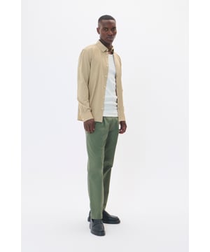 Regular fit,Lange mouwen  Fijne was 30°, niet bleken, niet in de droger drogen, Druipnat ophangen, koud strijken max. 110° C, Chemisch laten reinigen.  58% Katoen,42% Polyester