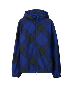 Wees op alles voorbereid met dit stijlvolle en functionele Burberry jack! Met een handige ritssluiting en meerdere zakken heb je alles wat je nodig hebt binnen handbereik. Bovendien voegt het Thomas Burberry-monogram een ​​vleugje luxe toe aan het lichtgewicht polyester. Mis het perfecte jack voor elke gelegenheid niet.