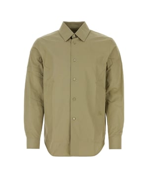 Mejora tu estilo casual con esta camisa abotonada con motivo de caballero ecuestre de Burberry. Con un corte cómodo y confeccionada en 100 % algodón, es perfecta para usar todo el día. El monograma distintivo de Thomas Burberry en la parte inferior izquierda añade un toque de lujo y demuestra tu gusto impecable. Con cierre de botones y mangas largas, esta camisa es funcional y elegante, convirtiéndola en una prenda imprescindible para cualquier persona a la moda. Completa tu look con esta icónica prenda de Burberry y sumérgete en el encanto atemporal de la marca