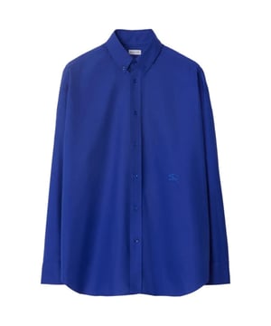 Verfijn je stijl met dit Burberry Equestrian Knight Blue Casual Shirt. Dit overhemd met klassieke lange mouwen en knoopsluiting is voorzien van het iconische Thomas Burberry-monogram linksonder. Gemaakt van 100% katoen, ervaar je het luxe en comfortabele gevoel van hoogwaardige stof. Maak een statement met dit Burberry Casual Shirt dat elegantie en verfijning belichaamt