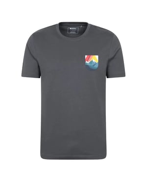 100% Baumwolle. Gewebetechnik: Atmungsaktiv, Lichtechtheit, Leicht, Schälfestigkeit, Weich, Mit UV-Schutz. Design: Rückseitiger Aufdruck, Grafikdruck, Berg, Aufschrift. Rundhalsausschnitt. Kurzärmlig. UV-Schutzfaktor: UPF 50+. XS: 84 cm. S, M: 93,98 cm. L: 109 cm. XL: 116,84 cm. XXL: 124,46 cm.