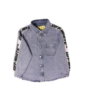 Juniors Off White Logo Band Denim Shirt in pink black.- Classic collar.- Long sleeves buttoned cuffs.- Front button fastening.- Chest pocket.- Logo-tape detailing.- Curved hem.- 100% Cotton.- Ref: OGYD0020013010