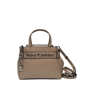 Elegante y Funcional: Bolso de Cuero Juicy Couture  
Confeccionado en cuero de alta calidad, este bolso de Juicy Couture combina la elegancia atemporal con la funcionalidad cotidiana. Su diseño estructurado cuenta con asas rígidas y un logo metálico en tono plateado, añadiendo un toque sofisticado. Un cierre de cremallera seguro mantiene tus esenciales a salvo, mientras que el interior forrado con múltiples compartimentos asegura una organización sin esfuerzo. La correa de hombro desmontable ofrece versatilidad: llévalo a mano o úsalo al hombro. Perfecto para el trabajo, ocasiones especiales o para elevar tu estilo diario.  
Dimensiones: 24 x 11.5 x 19 cm
