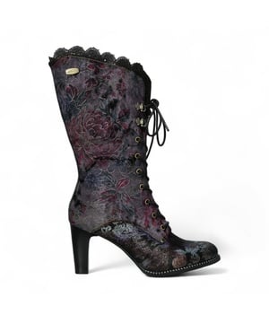 Stap in elegantie met de Laura Vita Alcbane 0351 laarzen met een rijkelijk violet bloemendessin. Deze gothic-geïnspireerde halfhoge laarzen hebben een opvallende vetersluiting, een binnenrits en een delicate kanten afwerking. Ze zijn gemaakt van een luxueuze mix van leer en textiel en bieden de hele dag comfort met een binnenzool van traagschuim en een stilettohak van 8 cm voor een gedurfd, vintage statement. Bovenwerk: Leer en textiel met geborduurde bloemenpatronen Voering: Leer en textiel voor ademend vermogen en comfort Binnenzool: Leer met demping van traagschuim Buitenzool: Duurzaam rubber voor grip en flexibiliteit Hakhoogte: Stilettohak van 8 cm Schachthoogte (maat 37): 29 cm Schachtomtrek (maat 37): 38 cm Sluiting: Zijrits en decoratieve veters aan de voorkant Teenvorm: Rond Stijl: Gothic, Victoriaans, Romantisch met kanten accenten.