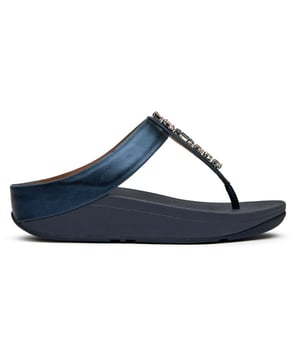 Blauwe Fitflop fino sandalen voor dames, gemaakt van synthetisch materiaal en een rubberen zool. Kenmerken: detail aan de voorkant, micro-wobbleboardzool en lichtgewicht.