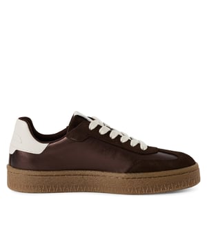 Voeg een vleugje luxe toe aan je dagelijkse stijl met deze modieuze sneakers van Tamaris. Deze veterschoenen zijn gemaakt van een hoogwaardige mix van zacht suède en hebben strepen voor extra stijl. Het sportieve silhouet is verfijnd met een strakke, moderne afwerking, waardoor ze perfect zijn voor zowel casual dagen als chique stedelijke uitjes. Bovenmateriaal: Hoogwaardige mix van suède en textiel Voering & binnenzool: Zacht textiel voor de hele dag comfort Buitenzool: Synthetische zool met grip voor zelfverzekerde stappen Haktype & hoogte: Zonder hak, met een zool van 30 mm voor subtiele verhoging Schachthoogte: 6,5 cm Schoentype: Vetersneakers voor dames