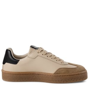 Voeg een vleugje luxe toe aan je dagelijkse stijl met deze modieuze sneakers van Tamaris. Deze veterschoenen zijn gemaakt van een hoogwaardige mix van zacht suède en hebben strepen voor extra stijl. Het sportieve silhouet is verfijnd met een strakke, moderne afwerking, waardoor ze perfect zijn voor zowel casual dagen als chique stedelijke uitjes. Bovenmateriaal: Hoogwaardige mix van suède en textiel Voering & binnenzool: Zacht textiel voor de hele dag comfort Buitenzool: Synthetische zool met grip voor zelfverzekerde stappen Haktype & hoogte: Zonder hak, met een zool van 30 mm voor subtiele verhoging Schachthoogte: 6,5 cm Schoentype: Vetersneakers voor dames