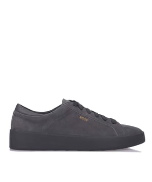 Zapatilla baja con parte superior de cuero de grano. Estética discreta y bastante lujosa que la hace adecuada tanto para looks casuales como más refinados. Producto responsable.