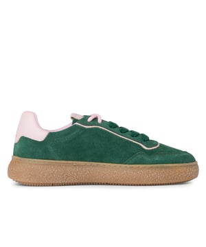 Geef je casual look een stoere touch met deze vetersneakers van Tamaris. Met een bovenwerk van leer en synthetisch materiaal en een comfortabele voering bieden ze zowel stijl als ondersteuning, de hele dag door. Belangrijkste kenmerken: Bovenwerk van een mix van leer en synthetisch materiaal Zachte voering en binnenzool van textiel Vetersluiting voor een stevige pasvorm Hakhoogte van 40 mm in plateaustijl Duurzame synthetische buitenzool Comfortabele voering voor dagelijks gebruik