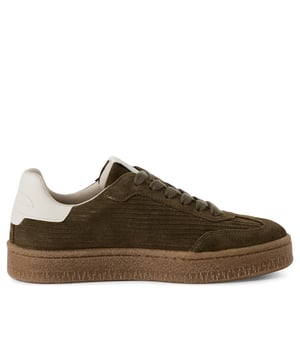 Voeg een vleugje luxe toe aan je dagelijkse stijl met deze modieuze sneakers van Tamaris. Deze veterschoenen zijn gemaakt van een hoogwaardige mix van zacht suède en hebben strepen voor extra stijl. Het sportieve silhouet is verfijnd met een strakke, moderne afwerking, waardoor ze perfect zijn voor zowel casual dagen als chique stedelijke uitjes. Bovenmateriaal: Hoogwaardige mix van suède en textiel Voering & binnenzool: Zacht textiel voor de hele dag comfort Buitenzool: Synthetische zool met grip voor zelfverzekerde stappen Haktype & hoogte: Zonder hak, met een zool van 30 mm voor subtiele verhoging Schachthoogte: 6,5 cm Schoentype: Vetersneakers voor dames