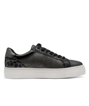 Versterk je dagelijkse stijl met deze chique sneakers van Tamaris. Deze veterschoenen voor dames zijn ontworpen voor zowel mode als comfort en zijn gemaakt van een moderne mix van textiel en synthetische materialen die textuur en elegantie toevoegen. De zijpanelen hebben een subtiel reliëfpatroon, terwijl het glinsterende gouden hakaccent een gedurfde, trendy twist geeft. Bovenwerk: Textiel en synthetische mix Voering en binnenzool: Zacht textiel voor ademend comfort Buitenzool: Duurzaam synthetisch materiaal voor betrouwbare grip Haktype en -hoogte: Plat, 35 mm voor een lichte verhoging Schachthoogte: 5,5 cm Sluiting: Vetersluiting Functie: Comfortabele voering voor de hele dag