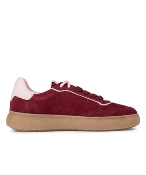 Geef je casual look een stoere touch met deze vetersneakers van Tamaris. Met een bovenwerk van leer en synthetisch materiaal en een comfortabele voering bieden ze zowel stijl als ondersteuning, de hele dag door. Belangrijkste kenmerken: Bovenwerk van een mix van leer en synthetisch materiaal Zachte voering en binnenzool van textiel Vetersluiting voor een stevige pasvorm Hakhoogte van 40 mm in plateaustijl Duurzame synthetische buitenzool Comfortabele voering voor dagelijks gebruik