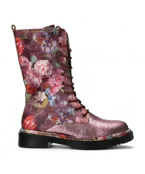 De Laura Vita INCASO 18 laarzen bieden een perfecte mix van artistieke flair en dagelijks comfort. Deze halfhoge laarzen hebben een prachtig geborduurd bovenwerk van textiel en leer, een platte hak, ronde neus en een binnenzool van traagschuim voor demping. De vetersluiting aan de voorkant en de binnenrits zorgen voor zowel functionaliteit als een vintage-geïnspireerde stijl. Bovenwerk: 40% leer, 60% textiel met bloemendetails Voering: leer- en textielmix voor comfort Binnenzool: zacht leer met vulling van traagschuim Buitenzool: flexibel rubber voor stabiliteit Hakhoogte: 3,5 cm platte hak | Plateau: 1 cm Schachthoogte (maat 37): 24 cm | Omtrek: 27 cm Sluiting: rits aan de zijkant en vetersluiting Teenvorm: rond Stijl: artistieke, bloemen, gothic-geïnspireerde halfhoge laars
