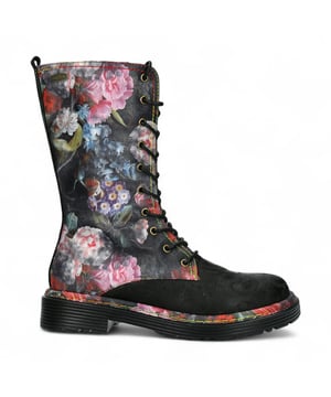 Las botas Laura Vita INCASO 18 combinan a la perfección estilo artístico y comodidad para el día a día. Con una parte superior de cuero textil bellamente bordada, estas botas de media caña presentan tacón plano, punta redonda y plantilla de espuma viscoelástica para una sujeción acolchada. El cierre de cordones y la cremallera interior combinan funcionalidad y un estilo de inspiración vintage. Exterior: 40 % cuero, 60 % textil con detalles florales. Forro: Mezcla de cuero y textil para mayor comodidad. Plantilla: Cuero suave con acolchado de espuma viscoelástica. Suela: Goma flexible para mayor estabilidad. Altura del tacón: 3,5 cm, tacón plano | Plataforma: 1 cm. Altura de la caña (talla 37): 24 cm | Circunferencia: 27 cm. Cierre: Cremallera lateral y cordones. Forma de la punta: Redonda. Estilo: Bota de media caña de inspiración artística, floral y gótica.