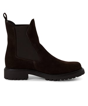 Luce con estilo con estas botas Chelsea de piel Tamaris, diseñadas para ofrecer comodidad y versatilidad. Con un diseño de tobillo alto, tacón cuadrado y plantilla suave, son perfectas para usar todo el día. Características principales: Parte superior de piel auténtica. Bota Chelsea clásica con cierre de cordones. Forro y plantilla de tela suave. Plantilla TOUCH-IT que se adapta a tu pie. Tacón cuadrado de 30 mm para mayor estabilidad. Altura de la caña: 16 cm. Suela sintética resistente.