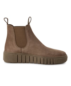 Deze leren Chelsea boots van Tamaris bieden een perfecte mix van klassieke stijl en modern comfort. Dankzij het instapmodel en de comfortabele voering zijn ze ideaal voor dagelijks gebruik. Belangrijkste kenmerken: Bovenwerk van echt leer, Chelsea boots die makkelijk aan te trekken zijn, Zachte textielvoering en binnenzool, Hakhoogte van 40 mm voor subtiele lift, Schachthoogte: 11,5 cm, Duurzame synthetische buitenzool, Comfort-voering voor de hele dag ondersteuning.