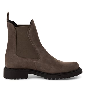 Luce con estilo con estas botas Chelsea de piel Tamaris, diseñadas para ofrecer comodidad y versatilidad. Con un diseño de tobillo alto, tacón cuadrado y plantilla suave, son perfectas para usar todo el día. Características principales: Parte superior de piel auténtica. Bota Chelsea clásica con cierre de cordones. Forro y plantilla de tela suave. Plantilla TOUCH-IT que se adapta a tu pie. Tacón cuadrado de 30 mm para mayor estabilidad. Altura de la caña: 16 cm. Suela sintética resistente.