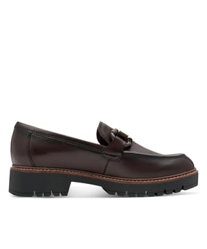 Deze leren damesloafers van Tamaris combineren een moderne stijl met langdurig comfort. Dankzij de slanke plateauzool en het gemak van instappen zijn ze ideaal voor dagelijks gebruik of een casual uitje. Belangrijkste kenmerken: Bovenwerk van echt zwart leer Comfortabel instapmodel Textiel- en synthetische voering voor ademend vermogen Gevoerde synthetische binnenzool 40 mm plateauhak voor subtiele lift Duurzame synthetische buitenzool Schachthoogte: 6,0 cm