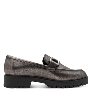 Estos mocasines de piel Tamaris para mujer combinan un estilo moderno con una comodidad duradera. Diseñados con una elegante suela de plataforma y fáciles de poner, son ideales para el día a día o para salidas informales. Características principales: Parte superior de piel auténtica negra. Cómodo diseño sin cordones. Forro textil y sintético para mayor transpirabilidad. Plantilla sintética acolchada. Tacón de plataforma de 40 mm para una sutil elevación. Suela sintética resistente. Altura de la caña: 6 cm.
