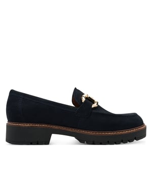 Deze leren damesloafers van Tamaris combineren een moderne stijl met langdurig comfort. Dankzij de slanke plateauzool en het gemak van instappen zijn ze ideaal voor dagelijks gebruik of een casual uitje. Belangrijkste kenmerken: Bovenwerk van echt zwart leer Comfortabel instapmodel Textiel- en synthetische voering voor ademend vermogen Gevoerde synthetische binnenzool 40 mm plateauhak voor subtiele lift Duurzame synthetische buitenzool Schachthoogte: 6,0 cm