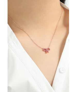 Collar de lazo de plata esterlina 925  
1  
pieza de collar  
Incluye una caja a juego  
Material: chapado en oro rosa de 18K  
chapado en oro de 18K  
plata esterlina 925  
Instrucciones de cuidado: Evitar usar durante el ejercicio para prevenir deterioro y corrosión  
Importado  
Longitud de la cadena: 15.7 pulgadas  
Longitud de la cadena de extensión: 2 pulgadas