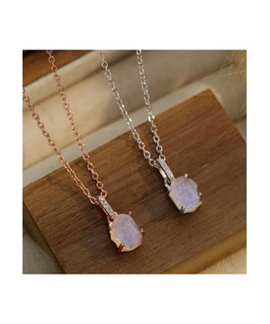 Piezas: 1  
Material: Piedra de luna, chapado en oro rosa de 18 quilates, chapado en platino, plata de ley 925  
Instrucciones de cuidado: Evite usar durante el ejercicio, ya que el sudor reaccionará con la joyería para producir cloruro de plata y sulfuro de cobre, lo que provoca que la joyería se deteriore y corroa con el tiempo.  
Importado  
Longitud de la cadena: 17.7 pulgadas  
Longitud de la cadena de extensión: 2 pulgadas